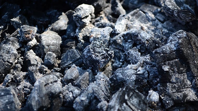 Οδηγίες για την ασφαλή απόρριψη της στάχτης στους κάδους απορριμμάτων